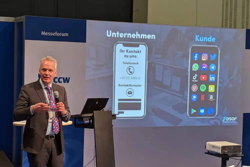 Live Bild: Prof. Dr. Ralf Schengber bei seinem Vortrag zu digitalem Kundenservice